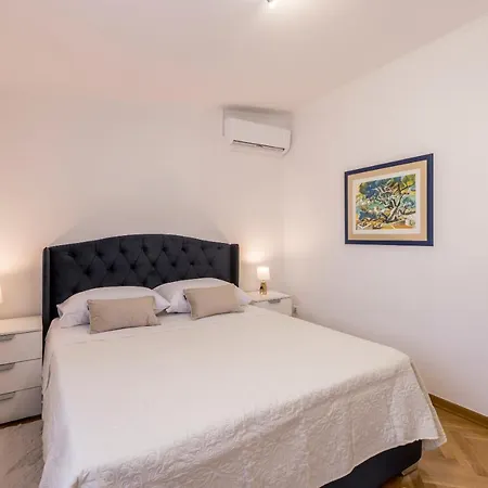 Arbareto With Heated Swimming Pool 빌라