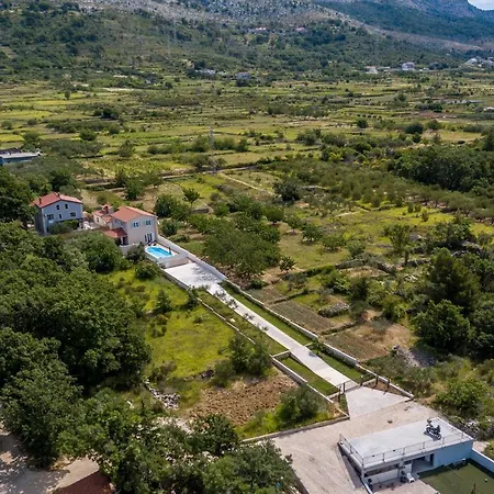 Arbareto With Heated Swimming Pool Srinjine